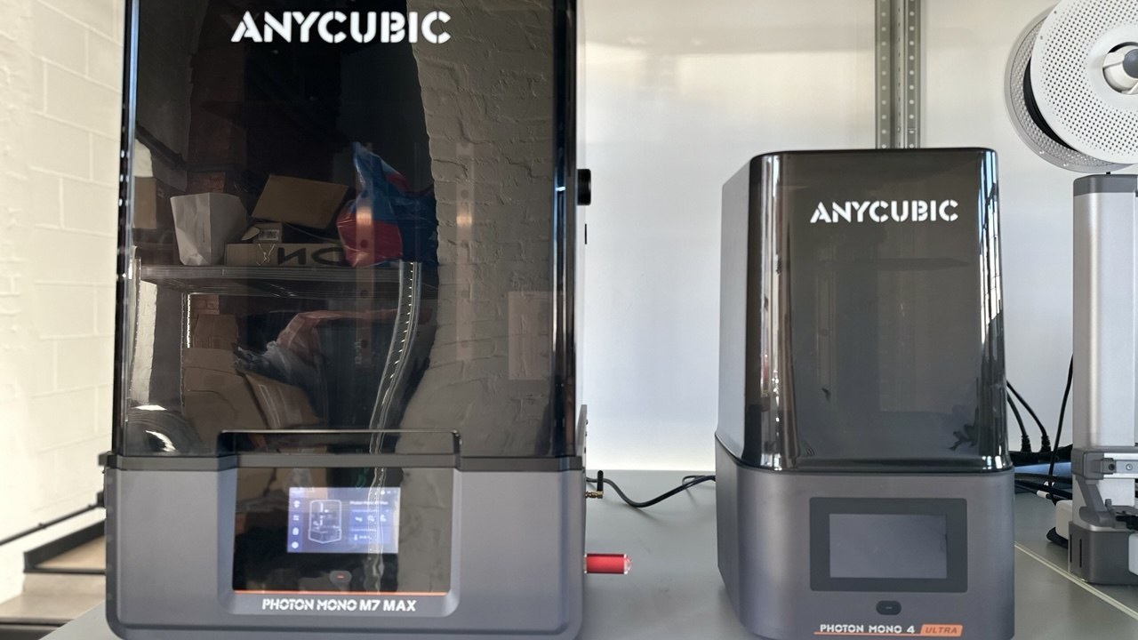 Фотополимерный 3D-принтер Anycubic Photon Mono M7 Max рядом с Photon Mono 4 Ultra в парке Атримут
