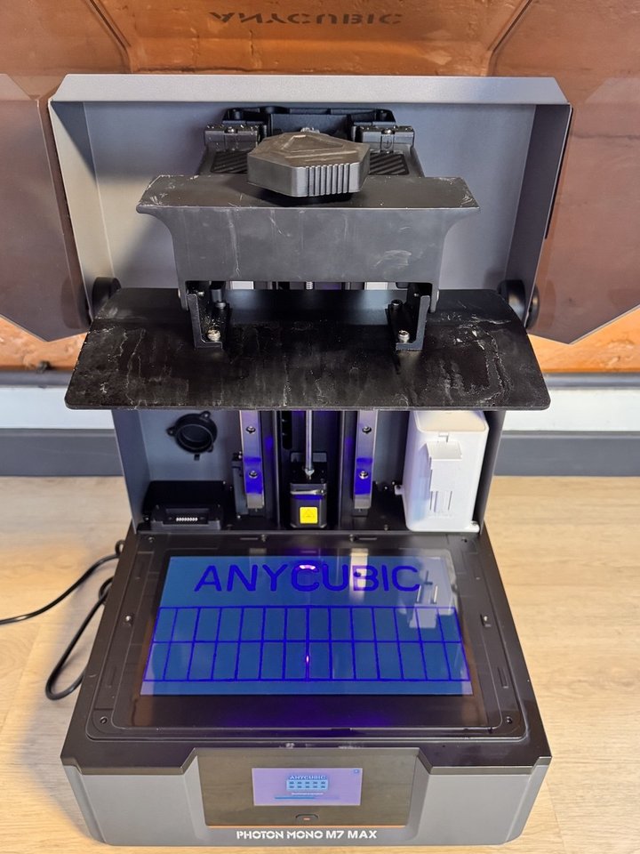 Anycubic Photon Mono M7 Max с открытой крышкой: тест засветки экрана