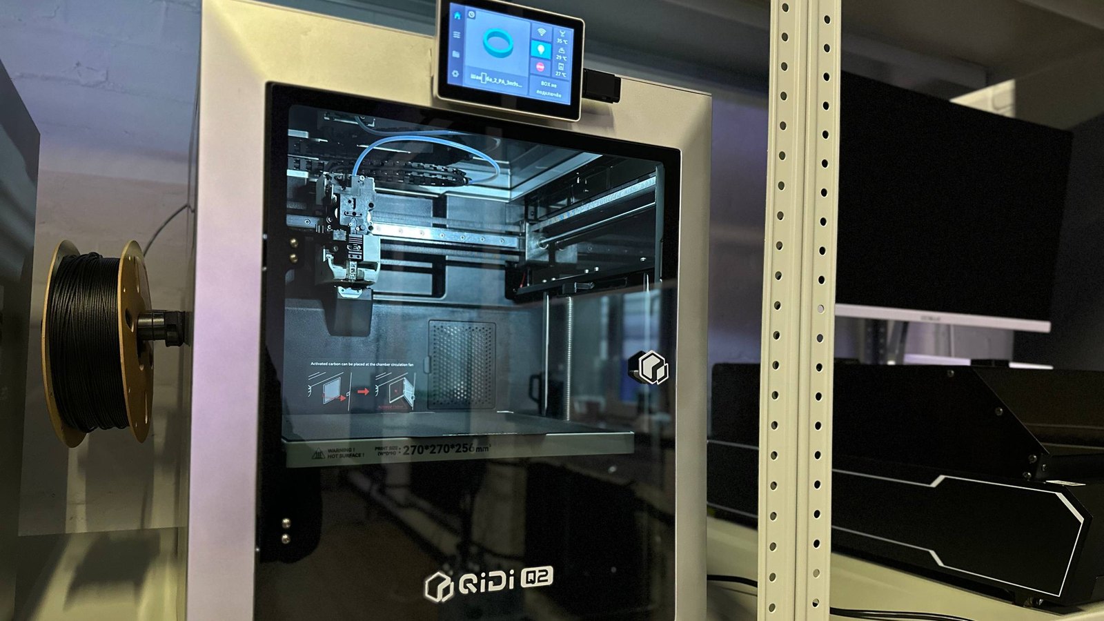 Закрытый 3D-принтер QIDI Q2 с активным подогревом камеры на стеллаже в парке Атримут